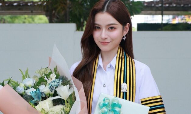 Resmi Lulus dari Chulalongkorn University! Prim Chanikarn Rayakan Momen Bahagia Bersama Sahabat